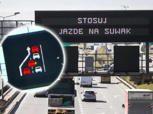 Zbliżenie na ekran z grafiką samochodów i znak drogowy z napisem "STOSUJ JAZDĘ NA SUWAK".