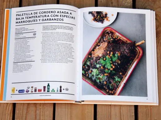 Paletilla de cordero asada con garbanzos y especias marroquíes. Recetas con ingredientes básicos para un plato delicioso.