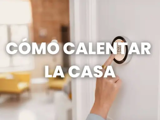 A mano ajusta un termostato inteligente, mostrando cómo calentar una casa económicamente.