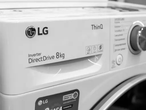Pralka LG ThinQ Inverter DirectDrive 8kg nie chce się włączyć. Widoczny panel sterowania i logo LG.