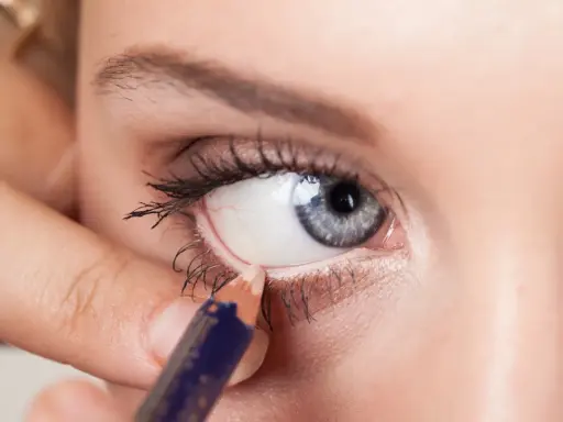 Applicazione di matita sotto l'occhio per uno sguardo intenso. Un tocco di colore che valorizza gli occhi.