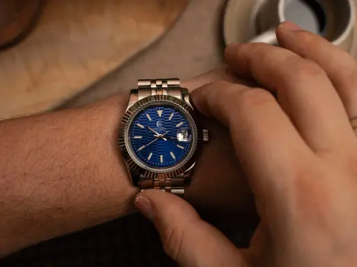 Elegancki smartwatch do garnituru z niebieską tarczą i stalową bransoletą, idealny na biznesowe spotkania.