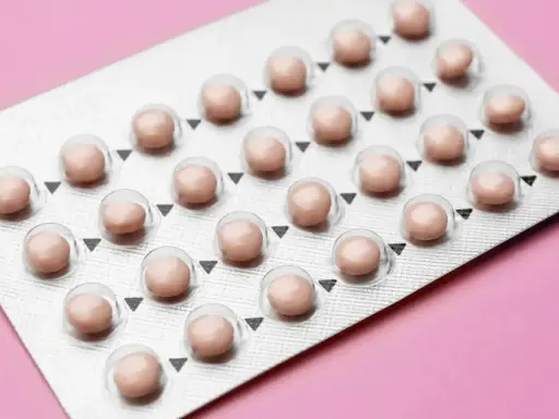 Blister opakowania z różowymi tabletki antykoncepcyjne. Różne rodzaje tabletek antykoncepcyjnych mogą mieć różne opakowania.