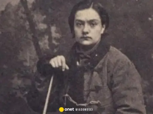 Portret Anny Pustowójtówny w stroju z epoki, oparta o laskę.