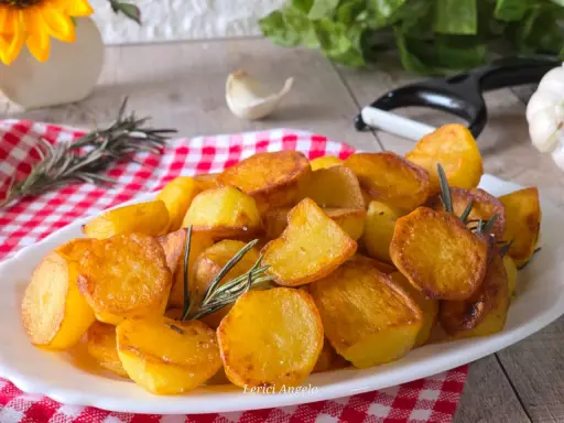 Patate arrosto in padella, dorate e croccanti, profumate al rosmarino. Un contorno perfetto per ogni pasto.
