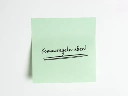 Ein Haftnotiz mit der Aufschrift "Kommaregeln üben!". Schön von dir zu hören, Komma, dass du dich damit beschäftigst!