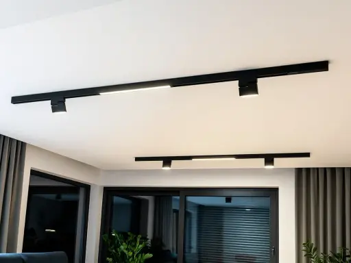 Nowoczesne oświetlenie szynowe aranżacje na suficie, tworzące minimalistyczny i funkcjonalny wystrój wnętrza.