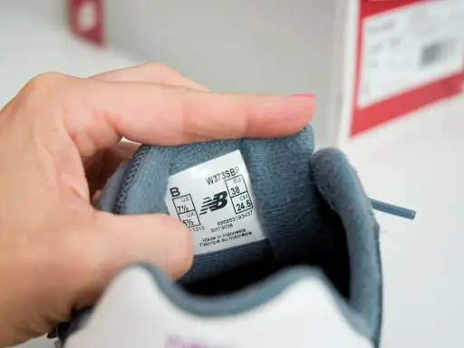 Metka buta New Balance z rozmiarem EU 38. Sprawdzamy, czy to new balance podróbki a oryginał.