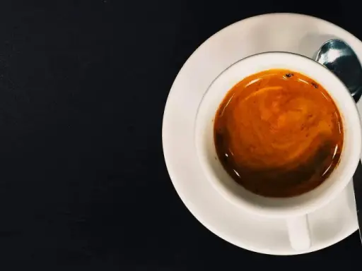 Ein perfekt zubereiteter Espresso, bereit zum Genießen. So einfach kann espresso selber machen sein!