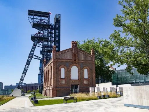 Dawna kopalnia w Katowicach, dziś centrum kultury i jedna z głównych katowickich atrakcji turystycznych. Wieża szybu i ceglany budynek tworzą unikalny krajobraz.