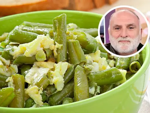 Judías verdes con patatas y huevo revuelto en un cuenco verde. Un hombre sonríe en un círculo superpuesto.
