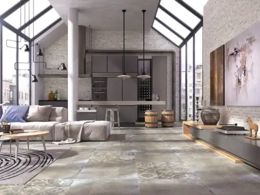 Nowoczesny salon z industrialnymi akcentami. Na podłodze piękne, wzorzyste płytki, które dodają charakteru.