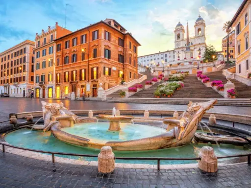 Fontana della Barcaccia e la scalinata di Trinità dei Monti, un luogo iconico di Roma. Curiosità: la fontana fu danneggiata dai soldati francesi nel 1798.