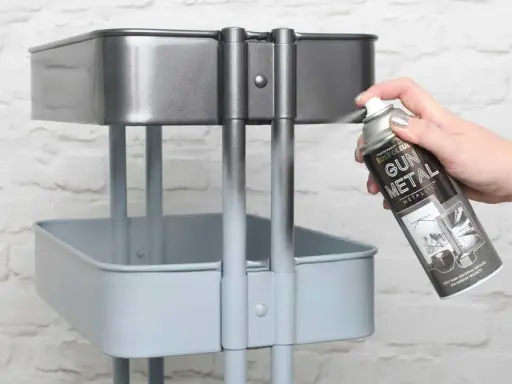 Malowanie plastiku sprayem na metaliczny kolor. Wózek zyskuje nowy wygląd dzięki puszce "Gun Metal".