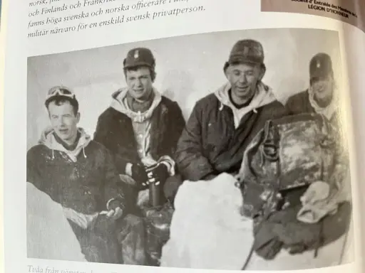 Fyra män i vinterkläder, en av dem är Allan Mann, poserar i snön.