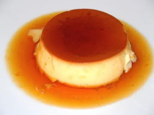 Un délicieux crème caramel, son dessus brillant et sa sauce ambrée invitent à la dégustation.