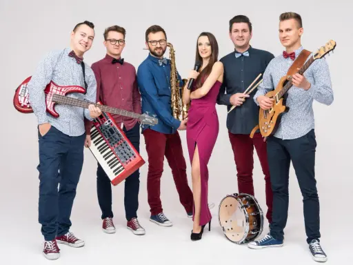 Zespół weselny gotowy do gry! Wokalistka, gitarzyści, klawiszowiec, saksofonista i perkusista czekają na pytania do zespołu weselnego.