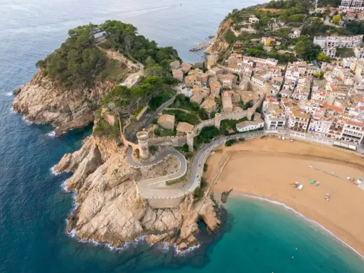 Wzgórze z zamkiem i kręta droga to jedne z głównych atrakcji Costa Brava. Widok na miasteczko i plażę zapiera dech w piersiach.
