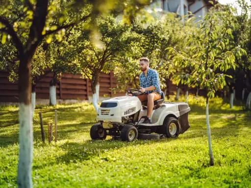 Traktorek kosiarka na nierówny teren: jaki wybrać? Poradnik