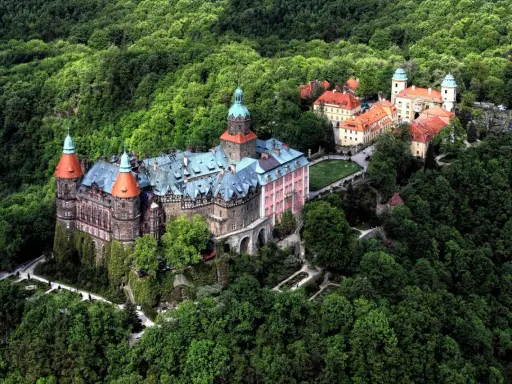 Malownicze zamki hotele w Polsce, otoczone bujną zielenią, zapraszają do magicznego świata historii i luksusu.