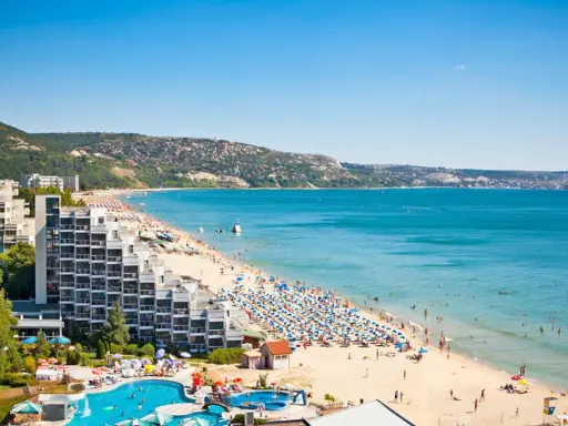 Słoneczny złoty brzeg Bułgaria tętni życiem. Tłumy plażowiczów, hotele i turkusowe morze tworzą wakacyjny krajobraz.