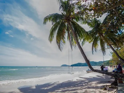Rajska plaża na wyspie Phu Quoc z palmami, huśtawką i turkusowym morzem. Idealne miejsce na relaks.
