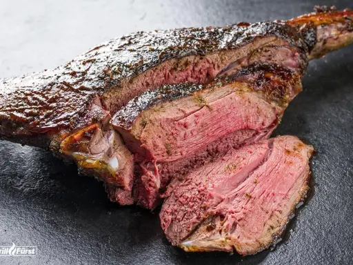 Saftige Hirschkeule, perfekt gegrillt. Die Kerntemperatur ist ideal für ein zartes, rosa Fleisch.