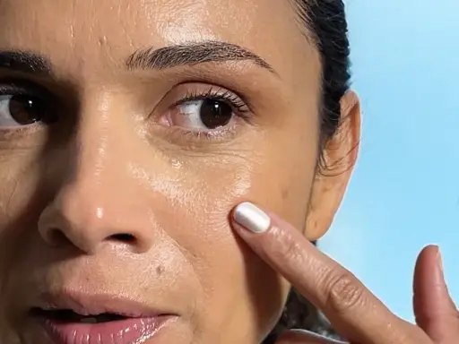 Demostración de cómo maquillar los ojos a partir de los 50 años, resaltando la mirada con técnicas sencillas.