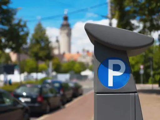 Parquímetro con símbolo de estacionamiento. La etiqueta eco paga zona azul para aparcar en la ciudad.
