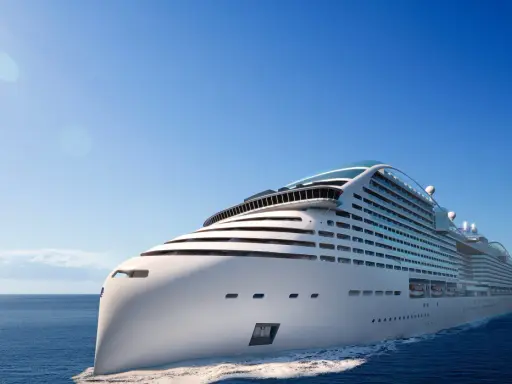 Una nave MSC in crociera, un'esperienza msc romantica in mare aperto sotto un cielo azzurro.