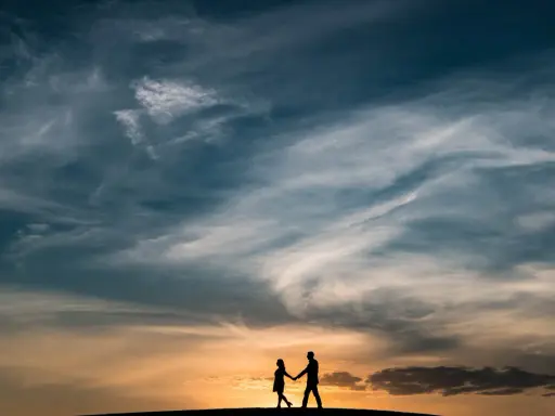Coppia in silhouette al tramonto, un'immagine che evoca una poesia per 60 anni di matrimonio, un amore che dura nel tempo.