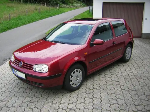 Czerwony Golf 4 zaparkowany na podjeździe. Warto sprawdzić bezpieczniki, jeśli coś nie działa.