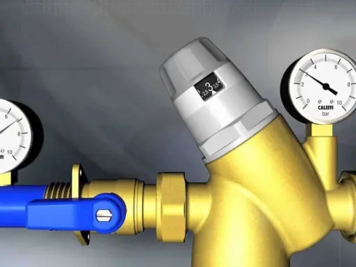Manomètre et réducteur de pression pour la pression d'eau maison. Le réglage est sur 3 bars.