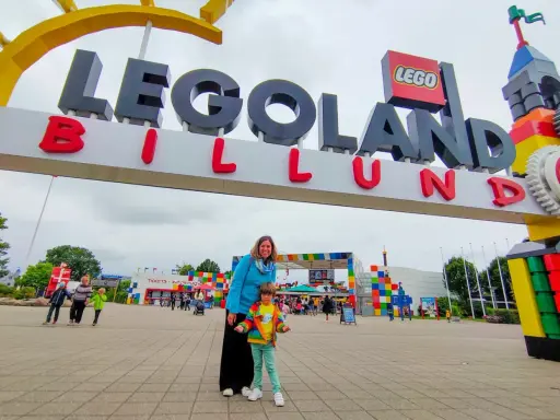 Familia en la entrada de LEGOLAND Billund, un destino ideal entre las ciudades europeas para ir con niños.