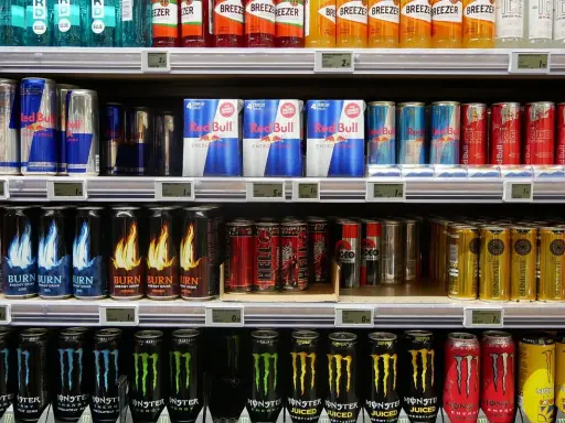Półki sklepowe uginają się od napojów energetycznych: Red Bull, Burn, Monster. To świetne merchandising przykłady.