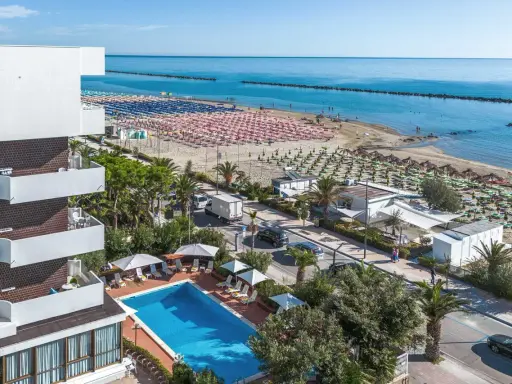 Vista aerea del **hotel Haway Abruzzo** con piscina, spiaggia attrezzata e mare azzurro.