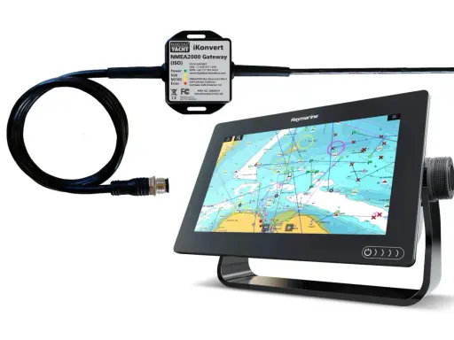 Un boîtier Digital Yacht iKonvert pour branchement NMEA 0183 et NMEA 2000, connecté à un écran Raymarine affichant une carte marine.