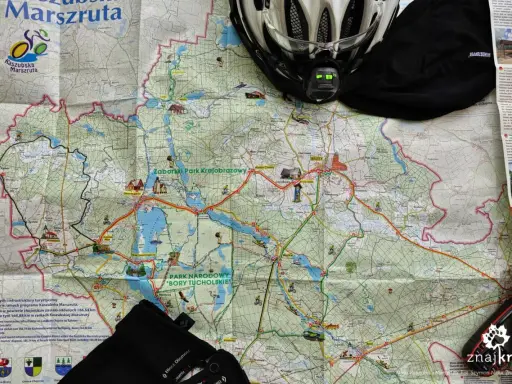 Mapa Kaszubska Marszruta z kaskiem i rękawicami rowerowymi, gotowa na wyprawę po malowniczych trasach.