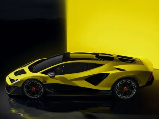 Żółty Lamborghini Revuelto, symbol luksusu i osiągów, którego cena jest adekwatna do jego wyjątkowości.