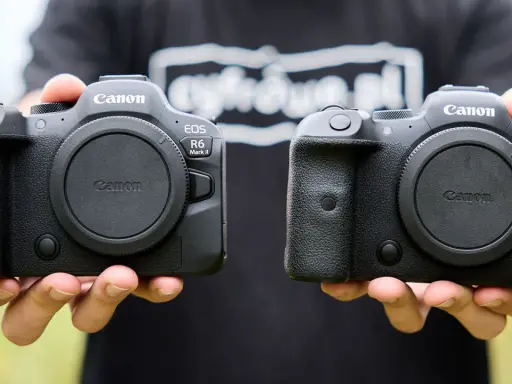 Dwie lustrzanki Canon EOS R6 Mark II w rękach. Sprawdź atrakcyjną canon eos r6 cena.