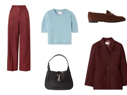 Pantaloni bordeaux abbinamenti: blazer coordinato, maglioncino azzurro, borsa nera e mocassini marroni.