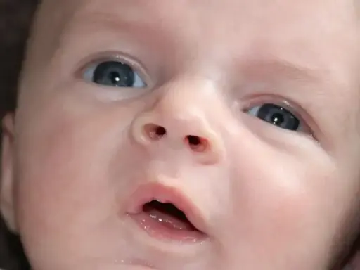 Oczy dziecka, jak widzi 3 miesięczne dziecko, są lekko rozmazane, ale widać w nich ciekawość świata.
