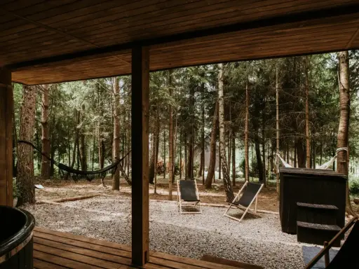 Relaks w lesie: hamak, leżaki i balia czekają na gości aloha camp.