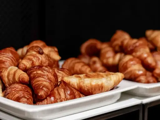 Pyszne rogaliki na śniadanie w hotelu garni. Złociste, chrupiące wypieki kuszą swoim aromatem.