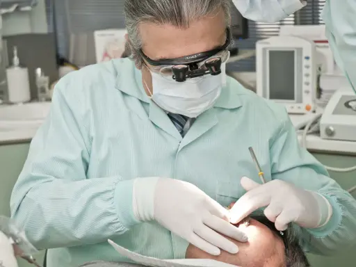 Ile zarabia dentysta w Polsce? Poznaj realne stawki i koszty