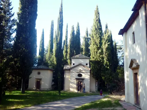 Il complesso della Gerusalemme di San Vivaldo, con le sue cappelle e i cipressi svettanti, evoca un'atmosfera di pace e spiritualità.