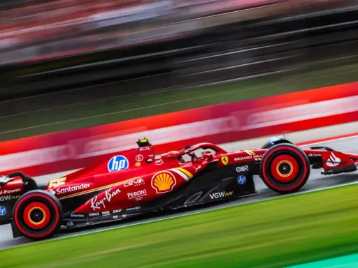 Ein roter Formel 1 Rennwagen rast über die Strecke. Perfekt für Formel 1 Free TV Fans, die Action live erleben wollen.