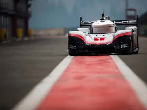 Der Porsche 919 Hybrid Evo mit Startnummer 1 steht bereit für die Rennstrecke.