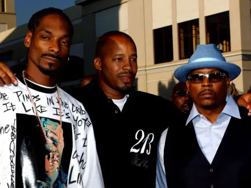 Snoop Dogg, Day Day i Nate Dogg, którego śmierć wstrząsnęła światem muzyki, pozują do zdjęcia.