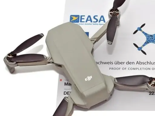 Graue Drohne liegt auf einem EASA-Zertifikat. So kann man legal eine **Drohne ohne Registrierung fliegen**.